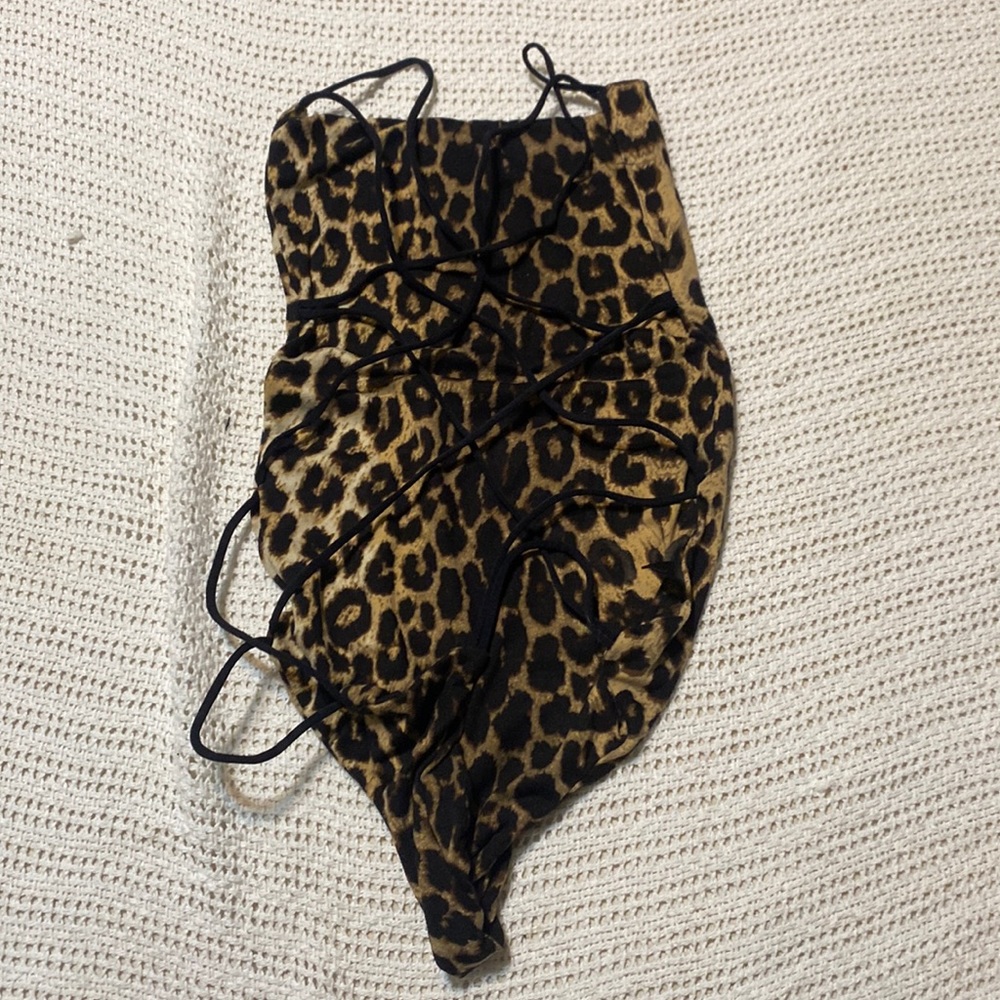 CROSS BACK LEPORD PRINT ROMPER gorg..